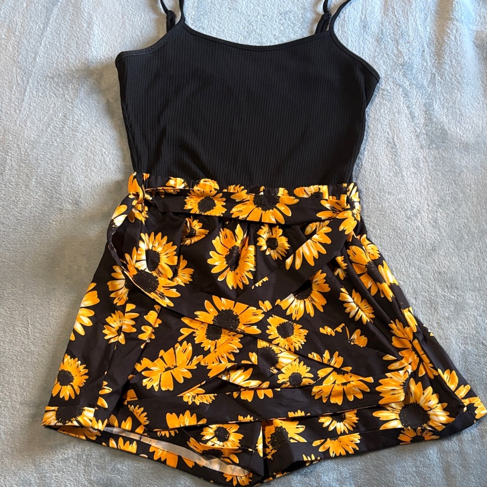 SHEIN Black and Yellow Sunflower Print Skorts